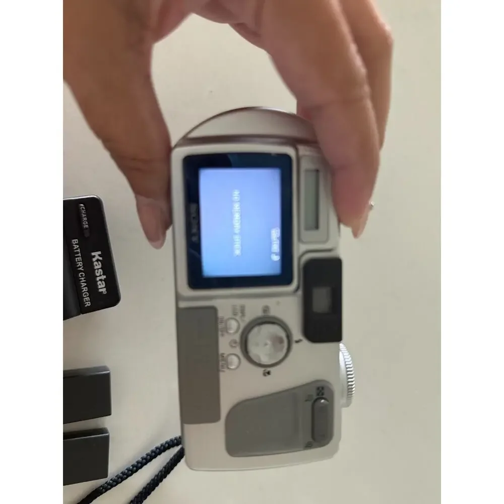 Sony Cyber-shot DSC-P5 3.2MP Digital Camera Tested w/ Charger 3 Batteries Case